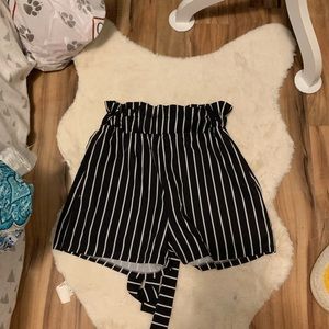 Small Amazon shorts comes with tie belt, black and white